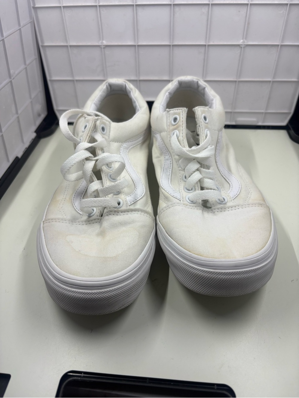 White Vans Old Skool sneakers in US 9.5 #skateboarding #oldskool